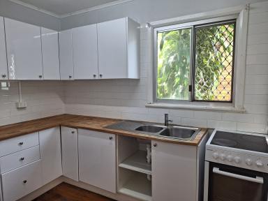 Unit Leased - QLD - Cairns North - 4870 - LOCATED ON CITY FRINGE - GROUND FLOOR ONE BEDROOM UNIT!  (Image 2)