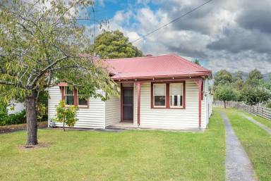 House For Sale - VIC - Hamilton - 3300 - Small acreage in centre of town  (Image 2)