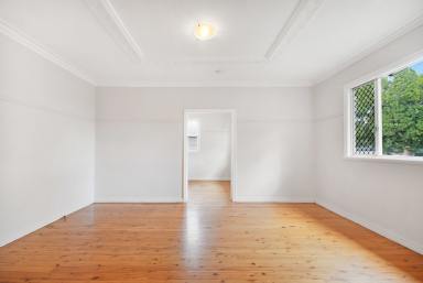 House For Lease - QLD - Newtown - 4350 - Renovated Newtown Cottage with beautiful original Features  (Image 2)