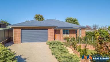 House For Sale - VIC - Myrtleford - 3737 - Modern brick home with commanding Views  (Image 2)