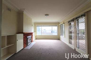 House For Lease - NSW - Inverell - 2360 - Family Home on Ross Hill  (Image 2)