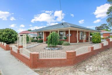 House For Sale - VIC - Eaglehawk - 3556 - An Impressive Family Residence in the Heart of Eaglehawk on a Spacious 1,162m2 Allotment!  (Image 2)