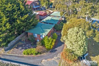 Unit For Sale - TAS - Romaine - 7320 - Secluded Gem: Carefree 2-Bedroom Unit with Garage, Close to town!  (Image 2)