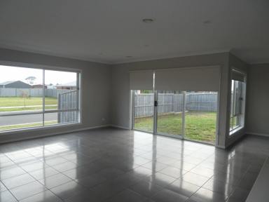 House For Lease - VIC - Bairnsdale - 3875 - MODERN EXECUTIVE HOME ON WHISTLER  (Image 2)