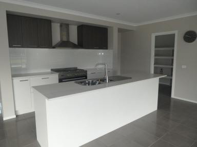House For Lease - VIC - Bairnsdale - 3875 - MODERN EXECUTIVE HOME ON WHISTLER  (Image 2)