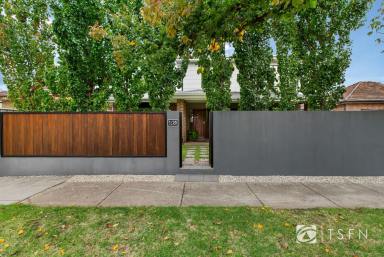 Townhouse For Sale - VIC - Kennington - 3550 - MODERN LUXURY - YOUR INNER-CITY OASIS AWAITS!  (Image 2)