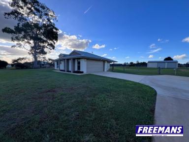House For Sale - QLD - Kingaroy - 4610 - Quality rendered brick home on 1 acre  (Image 2)