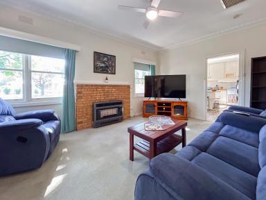 House For Sale - VIC - Kerang - 3579 - CENTRAL LOCATION WITH 4 BEDROOMS  (Image 2)