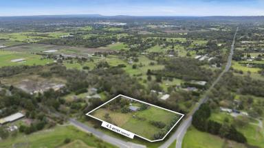 Acreage/Semi-rural Sold - VIC - Pearcedale - 3912 - Private Family Home with Lagoon Pool & Machinery Shed  (Image 2)