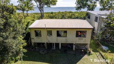 House For Sale - QLD - Lamb Island - 4184 - North Facing Waterfront Fixer-Upper on 840m2  (Image 2)
