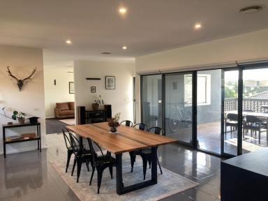 House For Sale - VIC - Leongatha - 3953 - A beautiful home, on top of a hill, in the nicest part of town.  (Image 2)