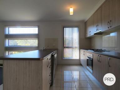 Unit Leased - NSW - West Albury - 2640 - SPACIOUS TOWNHOUSE  (Image 2)