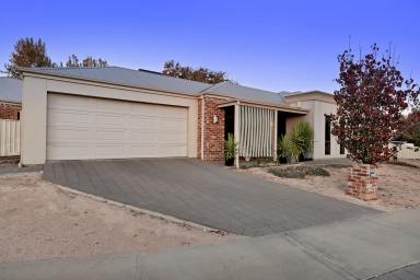 House For Sale - VIC - Mildura - 3500 - Modern, Chic & Oh So Neat!  (Image 2)