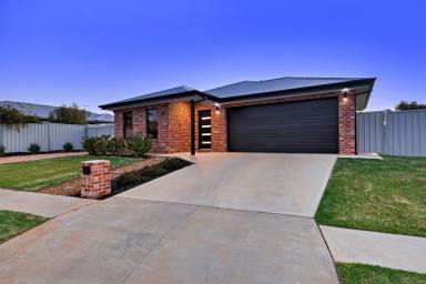 House For Sale - VIC - Merbein - 3505 - Elegance and Modern Living  (Image 2)