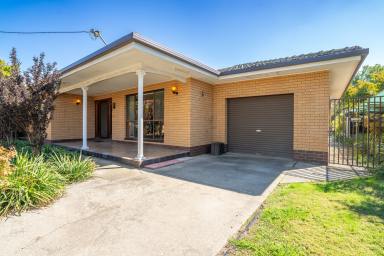 House For Sale - NSW - Jindera - 2642 - SOLID WELL-MAINTAINED RESIDENCE  (Image 2)
