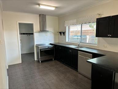 House Leased - VIC - Mildura - 3500 - Spacious, low maintenance 3 bedroom home  (Image 2)