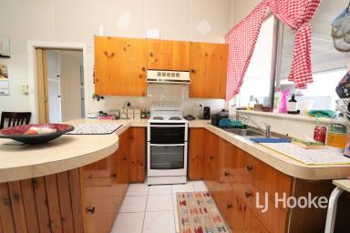 House For Sale - NSW - Inverell - 2360 - Comfortable Cottage on Large Block  (Image 2)