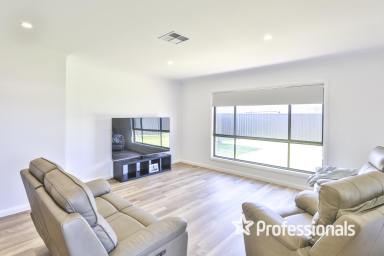 House For Sale - VIC - Mildura - 3500 - Immaculate, Quality Home with Great Street Appeal  (Image 2)
