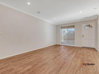 House For Sale - VIC - Echuca - 3564 - Rare Find - Stylish Easy Court Location Living  (Image 2)