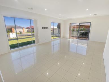 House For Sale - NSW - Leeton - 2705 - GREAT FAMILY HOME  (Image 2)
