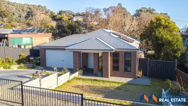 House For Sale - VIC - Myrtleford - 3737 - 3 Bedroom 2 Bathroom Brick Home  (Image 2)