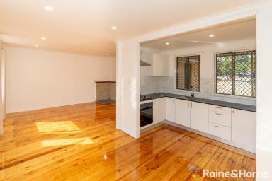 House Leased - NSW - Ashmont - 2650 - RENOVATED LIVING  (Image 2)