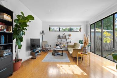 Townhouse Sold - VIC - Frankston - 3199 - Stylish & Sun Filled in Central Location  (Image 2)