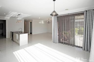 House Leased - VIC - Cranbourne North - 3977 - Exquisite family home  (Image 2)