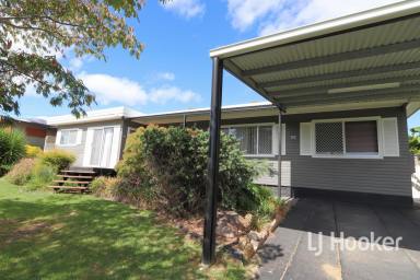 House For Sale - NSW - Inverell - 2360 - Large Family Home Close To Schools  (Image 2)