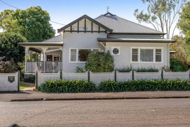 House For Sale - QLD - East Toowoomba - 4350 - Classic Queenslander in Prime Position beside Queens Park. Walk into the City.  (Image 2)