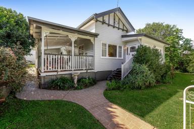 House For Sale - QLD - East Toowoomba - 4350 - Classic Queenslander in Prime Position beside Queens Park. Walk into the City.  (Image 2)