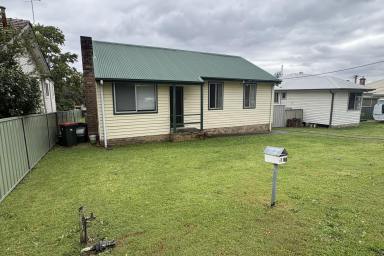 House For Lease - NSW - Raymond Terrace - 2324 - Conveniently Located Home  (Image 2)