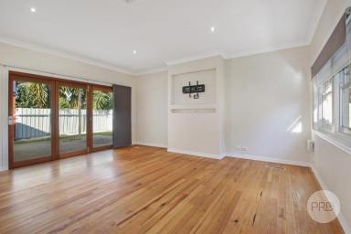 House For Sale - VIC - Wodonga - 3690 - BEAUTIFULLY RENOVATED  (Image 2)