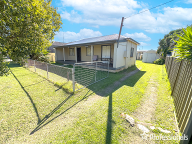 House For Sale - NSW - South Tamworth - 2340 - 12 Lydia Street - 2 Bedroom with Large Shed  (Image 2)