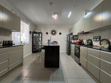House For Sale - NSW - Lightning Ridge - 2834 - Spacious, off the grid 3 bedroom home.  (Image 2)