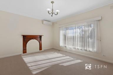 House Sold - VIC - North Bendigo - 3550 - Stunning 80s cream brick home  (Image 2)