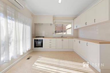 House Sold - VIC - North Bendigo - 3550 - Stunning 80s cream brick home  (Image 2)