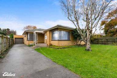 House For Sale - VIC - Yarram - 3971 - CLASSIC SPACIOUS FAMILY HOME IN A CENTRAL POSITION!  (Image 2)