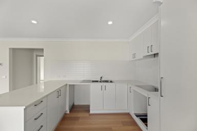 Unit For Sale - VIC - Drouin - 3818 - STYLISH TOWNHOUSE DESIGNED FOR MODERN LIFESTYLE  (Image 2)