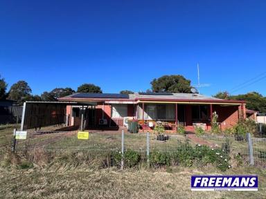 House For Sale - QLD - Kingaroy - 4610 - With some inside TCL, this sold brick home could come up nicely  (Image 2)