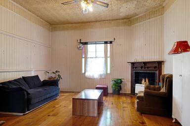 House Leased - QLD - Newtown - 4350 - Charming 3-Bedroom Cottage  (Image 2)