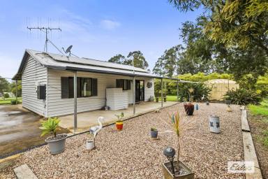 House Leased - QLD - Glenwood - 4570 - THIS ONE TICKS ALL THE BOXES
HOME SWEET HOME
WARM COUNTRY FEEL
PICTURE PERFECT & PRIVATE!
YOUR OWN LITTLE COUNTRY GETAWAY!  (Image 2)