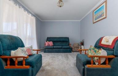 House Leased - QLD - Elliott Heads - 4670 - Cozy Brick Rental only minutes walk to the Ocean!  (Image 2)