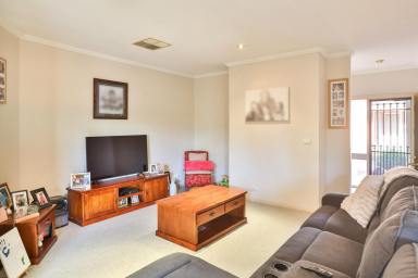 Unit Sold - VIC - Mildura - 3500 - CLASSIC UNIT, TIMELESS APPEAL  (Image 2)