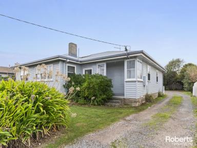 House For Sale - TAS - Devonport - 7310 - Family Friendly in Prime Locality  (Image 2)