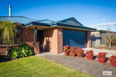 House For Sale - NSW - Bega - 2550 - IMMACULATE HOME: IDEAL FOR OWNER OR INVESTOR  (Image 2)