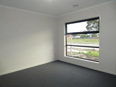 House Leased - VIC - East Bairnsdale - 3875 - NEWLY BUILT FOUR BEDROOM HOME  (Image 2)