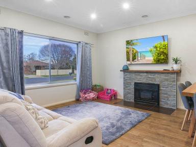 House For Lease - NSW - Moama - 2731 - Charming 3-Bedroom Brick Veneer  (Image 2)