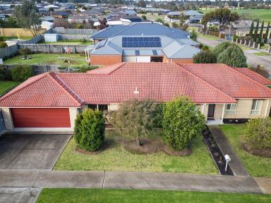 House For Sale - VIC - Eastwood - 3875 - FAMILY OR DOWNSIZER IN QUALITY LOCATION.  (Image 2)