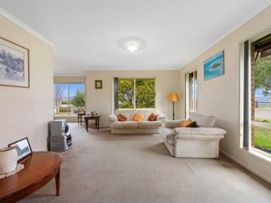 House For Sale - VIC - Eastwood - 3875 - FAMILY OR DOWNSIZER IN QUALITY LOCATION.  (Image 2)